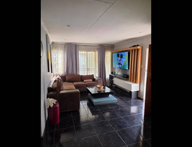 2 BEDROOM TOWNHOUSE FOR SALE IN LINMEYER
